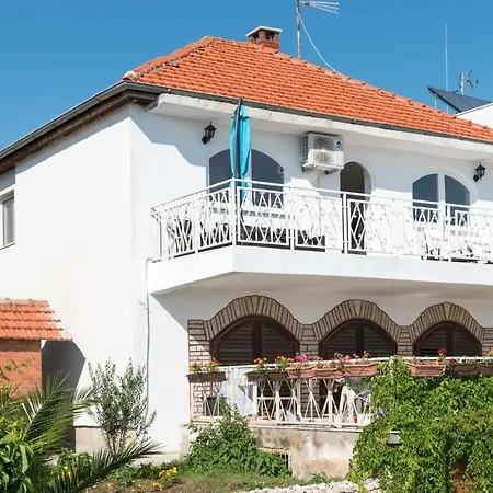 Rora Apartment *