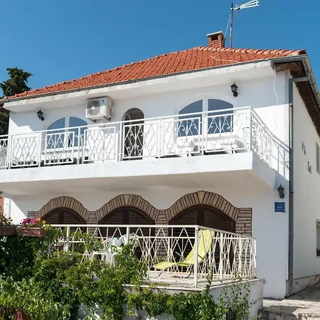 Rora Apartment